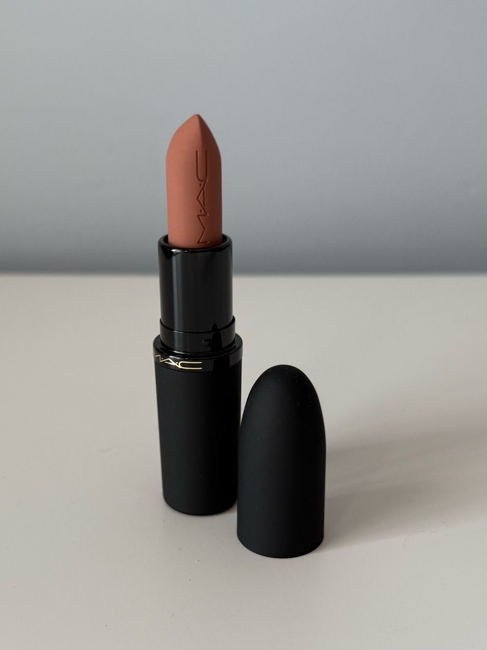 MAC Cosmetics POWDER KISS HAZY MATTE LIPSTICK - 904 Off The Market (beige nude)